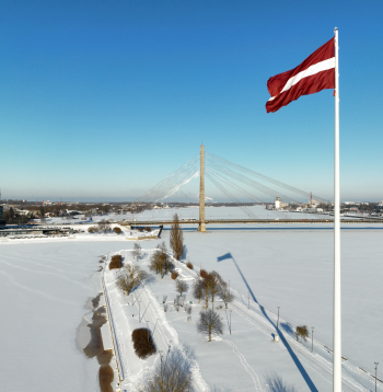 Skats uz "Swedbank" centrālo ēku, Vanšu tiltu un Latvijas karogu uz AB dambja.
