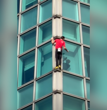 Alekss Honnolds kāpiena laikā.