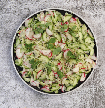 Kraukšķīgie pavasara salāti ar redīsu un sinepju dīgstiem.