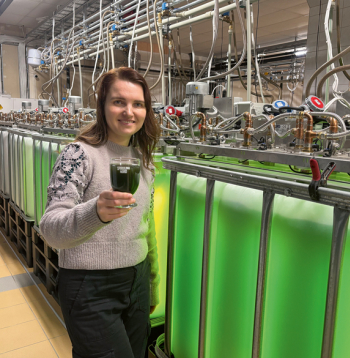 Agnese Stunda Zujeva: "Spirulīnas "dobes" ir gandrīz noslēgti reaktori, baseini, kur noteiktā temperatūras, skābekļa un gaismas režīmā aļģes dalās un vairāku dienu laikā dubilto savu daudzumu."