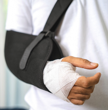 To, vai lauztajai ekstremitātei nepieciešama operācija, ģipsis vai varēs iztikt ar ortozi, izvērtē ārsts.