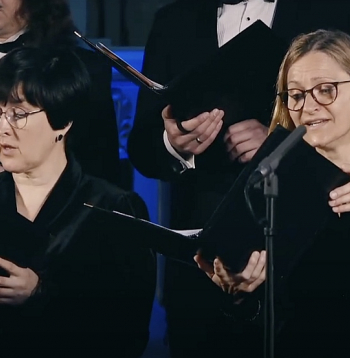 Laikmetīgajā skaņumākslā trenētie Latvijas Radio kora mākslinieki sniedza iedvesmojošu partitūras lasījumu.