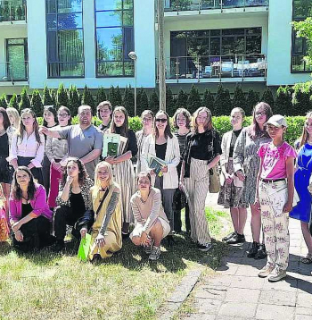 Laikmetīgajā skaņumākslā trenētie Latvijas Radio kora mākslinieki sniedza iedvesmojošu partitūras lasījumu.