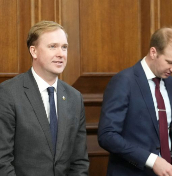 Ekonomikas ministrs Viktors Valainis (no kreisās) un klimata un enerģētikas ministrs Kaspars Melnis.