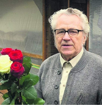 Pēteris Lazda 2020. gada novembrī pirms valsts svētkiem kopā ar vēl vairākiem novadniekiem saņēma Tukuma novada Goda pilsoņa apbalvojumu. Kā toreiz atgādināja Tikuma novada domes pārstāvji, padomju gados Pēteris Lazda nelegāli iespieda un izplatīja lapiņas ar aicinājumiem izbeigt okupāciju, rusifikāciju un atjaunot Latvijas valstisko neatkarību. Viņa sarežģītais likteņstāsts ietverts Anša Epnera filmā "Disidents". Savulaik Pēteris Lazda aktīvi iesaistījās Atmodas procesos, darbojās Latvijas Nacionālās Neatkarības kustībā, Latvijas Tautas frontē, pārstāvēja Tukuma rajonu Pilsoņu kongresā, Tukumā izdeva laikrakstu "Vanemas Atmoda". Pēteris Lazda 1990. gadā ievēlēts Augstākajā Padomē un 4. maijā balsoja par Latvijas Republikas neatkarības atjaunošanu. Par šo vēsturisko balsojumu 2000. gadā Pēteris Lazda saņēma valsts augstāko apbalvojumu – Triju Zvaigžņu ordeni, ko piešķir par sevišķiem nopelniem Tēvijas labā. "Pēteris Lazda ir cilvēks, kurš Latvijas brīvības vārdā ziedojis vairāk nekā citi – viņš ir ziedojis savu brīvību, veselību un karjeru," teikts Tukuma novada domes vietnē internetā.