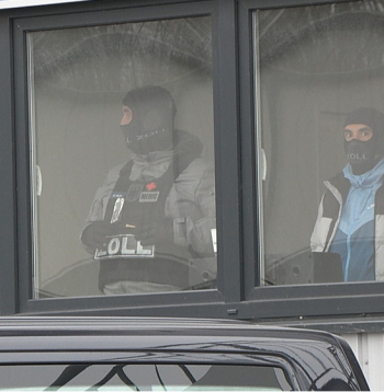 Vācijas Muitas kriminālizmeklēšanas dienesta darbinieki pirmdien kratīšanas laikā Lībekas industriālās zonas ēkā, kurā atradās firma, kas gādāja, lai Krievija saņemtu ES sankciju aizliegtas preces.