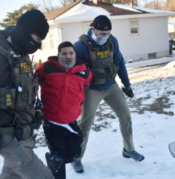 Minesotas štatā ASV Imigrācijas un muitas kontroles dienesta aģenti aiztur vīrieti. ASV prezidenta Donalda Trampa valdība vēlas īstenot masveida nelegālo imigrantu deportācijas, taču ICE aģentu darba metodes izraisījušas asu kritiku, arī no ASV pilsoņu puses.