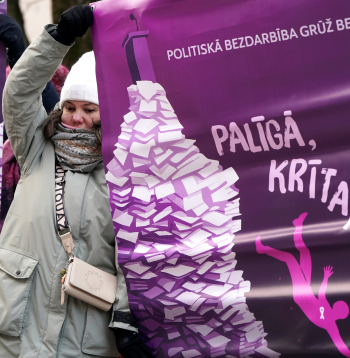 Pasaules vēža dienā Latvijas onkoloģijas pacientu organizāciju apvienība "Onkoalianse" pie Saeimas ēkas rīko akciju "Neatstājiet vēža pacientus bez zālēm!".