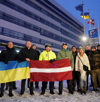 Pasākums pie Valsts policijas ēkas, kur uz Ukrainu tiek pavadīts palīdzības konvojs.