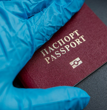 Visiem Latvijā dzīvojošajiem cilvēkiem ir iespēja naturalizēties un kļūt par Latvijas pilsoņiem, un atsacīties no Krievijas un Baltkrievijas pilsonības.