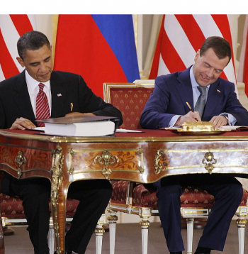 Stratēģiskā bruņojuma samazināšanas līgumu "New START" 2010. gada 8. aprīlī parakstīja toreizējais ASV prezidents Baraks Obama (no kreisās) un tā brīža Krievijas prezidents Dmitrijs Medvedevs.
