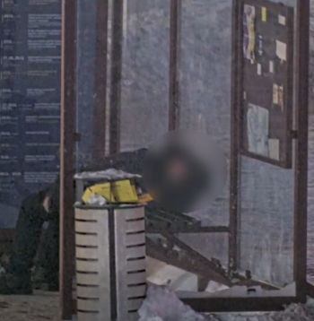 Pieturā aizmidzis vīrietis.