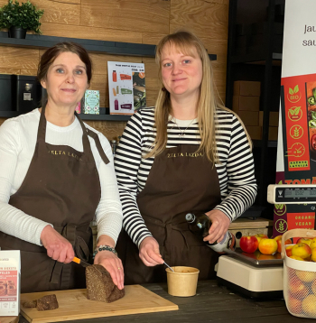 No “Prosvego” zīmola produktiem ātri un vienkārši var pagatavot
sātīgu un veselīgu maltīti – ar karstu ūdeni aplej vienu no
zupu sagatavēm un patur ap 15 min termosā, klāt uzēd bezglutēna maizi. Attēlā: produktu autore kopā ar veikala “Zelta lazda” jauno darbinieci ķērušās pie pusdienu gatavošana.