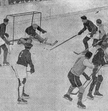 Latvijas–Kanādas spēles moments pie latviešu vārtiem.