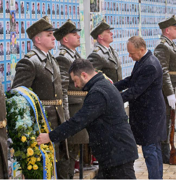 Kijivu ceturtdien apmeklēja Polijas premjerministrs Donalds Tusks, kurš kopā ar Ukrainas prezidentu Volodimiru Zelenski pie piemiņas sienas, kas izveidota uz Svētā Miķeļa zelta kupolu klostera mūra, godināja kritušos Ukrainas aizstāvjus. Zelenskis šonedēļ paziņoja, ka karā krituši aptuveni 55 000 ukraiņu karavīru, bet liels skaits ir pazuduši bez vēsts.