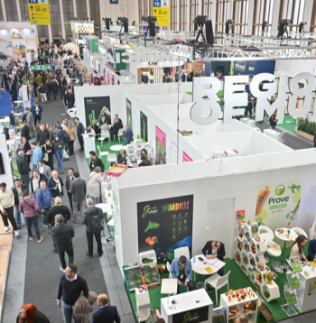 Triju dienu izstādē, kas iekārtota 26 zālēs, piedalās vairāk nekā 2500 dalībnieku no vairāk nekā 90 valstīm, kā arī industrijas eksperti no vairāk nekā 145 pasaules valstīm.