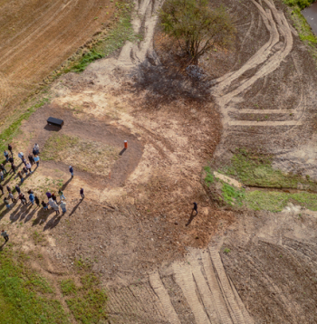 Bioreaktors ir ar ūdensnecaurlaidīgu materiālu izklāta tranšeja, kurā iebērta šķelda, kas pārklāta ar ģeotekstilu un plānu melnzemes kārtu, tā kalpojot ūdens attīrīšanai.