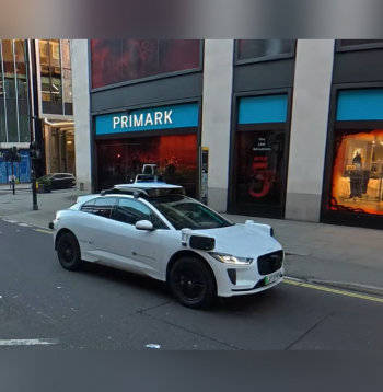 Uzņēmuma "Waymo" automašīna Londonas satiksmē.