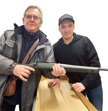 Uzvarētājs Jānis Kalniņš un SIA "Ieroči" pārstāvis.