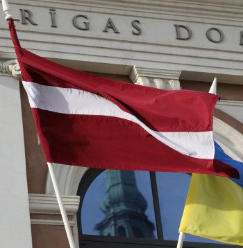 Pie Rīgas rātsnama plīvo Latvijas un Ukrainas karogs.