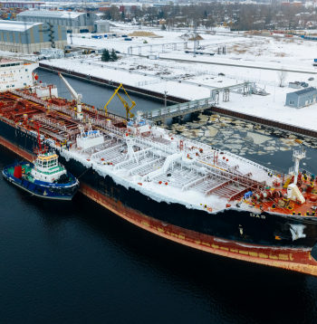 Naftas produktu tankkuģis Rīgas ostā.