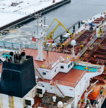 Naftas produktu tankkuģis Rīgas ostā.