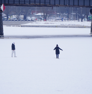 Cilvēki uz Daugavas ledus.