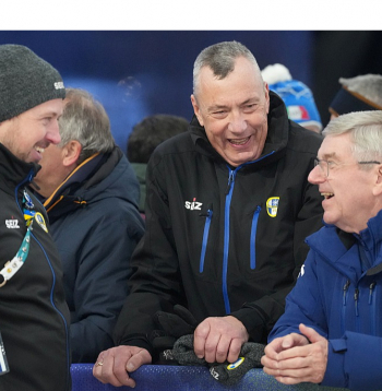 Bijušo Starptautiskās olimpiskās komitejas prezidentu Tomasu Bahu (no labās) izklaidē latvieši – Starptautiskās kamaniņu sporta federācijas prezidents Einars Fogelis un agrāk titulētais kamaniņnieks, šobrīd starptautiskās federācijas mākslīgās ledus trases tehniskais direktors Andris Šics.