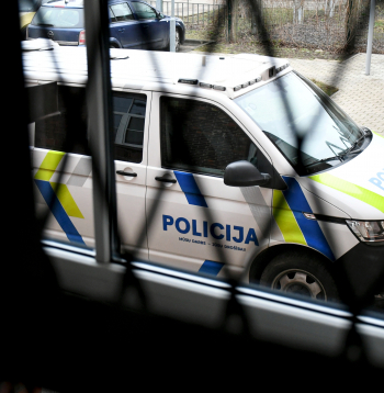 Valsts policijas dienesta automašīna pie Latgales rajona tiesas Daugavpilī.