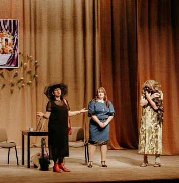 Gaigalavas amatierteātra "Apīnis" sveiciens Gaigalavas amatierteātra "Bykovīši" 30 gadu jubilejā. 21. februārī Gaigalavā notiks "Apīņa" 25 gadu jubilejas pasākums "Laiks, kas pieder mums".