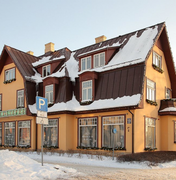 Kafejnīcā "Pie Zelta liepas" šobrīd neredz aicinošas gaismas, jo izsoles laikā darbinieki devušies brīvdienās.