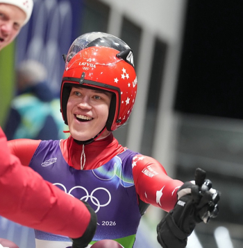 Elīnu Botu ar olimpisko sudrabu pirmais pēc finiša sveic dzīvesbiedrs Mārtiņš Bots.