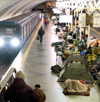 Smagā situācija Kijivā liek iedzīvotājiem meklēt patvērumu metro stacijās, kur uzslietas teltis.