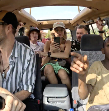 Zēns, vārdā Evzi, pievienojas braucienam kā gids.