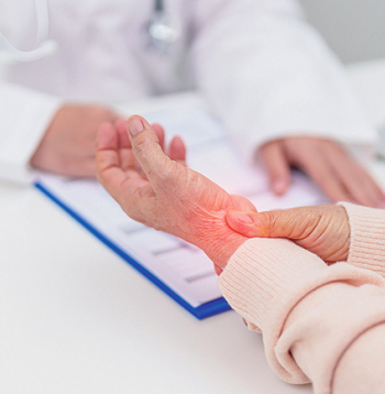 Podagra rodas, kad urīnskābe kristālu veidā sāk izgulsnēties audos, galvenokārt locītavās. 