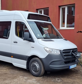 Dienvidkurzemes novada pašvaldība 2024. gada aprīlī savā mājaslapā internetā raksta: "Ata Kronvalda Durbes pamatskolas skolēni beidzot tika pie jauna autobusa, kas nodrošinās to ikdienas nokļūšanu uz un no skolas. Autobuss iegādāts, realizējot Eiropas Savienības Atveseļošanas un noturības mehānisma fonda projektu. [..] Publiskajā iepirkumā līguma slēgšanas tiesības ieguva un autobusus piegādā SIA "Electrify". Autobusi tiek ražoti tepat Latvijā uz Mercedes-Benz e-Sprinter bāzes ar 19 sēdvietām, kas aprīkotas ar trīspunktu drošības jostām." Kā revīzijas ziņojumā tagad raksta Valsts kontrole, viens "Electrify 910" transportlīdzeklis maksāji 289 674 eiro. "No piecām pašvaldībām, kurās tika veiktas detalizētas pārbaudes, divas – Dienvidkurzemes novada pašvaldība un Saldus novada pašvaldība – katra iegādājās SIA "Electrify" ražotos mikroautobusus "Electrify 910". Dienvidkurzemes novadā par to kvalitāti ir saņemtas vairākas sūdzības un defektācijas akti sagatavoti jau transportlīdzekļu pieņemšanas laikā. Papildus revidenti konstatēja, ka, lai gan transportlīdzeklis tika iegādāts kā jauns un tā pirmās reģistrācijas datums ir 2024. gads145, tomēr tajā uzstādītas detaļas, kas ražotas arī 2019. un 2020. gadā. Uz vienas no ražošanas procesā izmantotās Mercedes-Benz transportlīdzekļa bāzes jeb virsbūves ir atrodamas norādes, ka tā, iespējams, varētu būt ražota 2018. gadā," raksta Valsts kontrole.