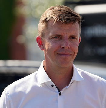 "Mūsu personalizēto tarifu mērķis ir virzīt tirgu uz būtiski dinamiskāku un individuāli piemērotāku pieeju, kas Latvijas iedzīvotājiem nodrošinās jūtamus ietaupījumus potenciāli līdz pat vienam esošajam elektrības rēķinam gadā," sola "Ignitis Latvija" vadītājs Kristaps Muzikants.