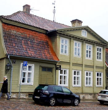 1630. gadā celto namu Baznīcas ielā 7, kurā pašlaik ir pieci dzīvokļi un kurš laika gaitā vairākkārt ticis pārbūvēts, uzskata par vecāko no koka būvēto ēku Kurzemē.