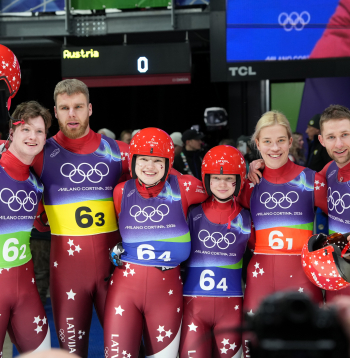 Latvijas kamaniņu sportisti Mārtiņš Bots (no kreisās), Kristers Aparjods, Marta Robežniece, Kitija Bogdanova, Elīna Ieva Bota un Roberts Plūme pēc komandu stafetes kamaniņu sacensībās bobsleja, kamaniņu un skeletona trasē Kortīnā 2026. gada Milānas un Kortīnas ziemas olimpiskajās spēlēs Itālijā.