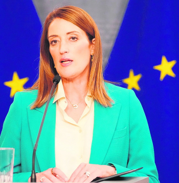 "Ģeopolitiskā spriedze ietekmē eiropiešu drošības sajūtu. Pilsoņi sagaida, ka Eiropas Savienība nodrošinās aizsardzību, būs gatava rīkoties un darbosies vienoti. Tieši tas ir jādara spēcīgākai un pašapzinīgākai Eiropai. Eiropa ir mūsu spēcīgākais vairogs," vērtējot jaunākos "Eirobarometra" aptaujas rezultātus, saka Eiropas Parlamenta priekšsēdētāja Roberta Metsola.