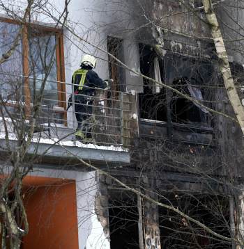 Ugunsgrēka likvidēšanas darbi dzīvojamā mājā Ķekavas novada Ķekavas pagasta Krustkalnu ciemā, kur 16. janvāra rītā izcēlās ugunsgrēks.