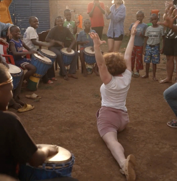 Ieva Brante pārsteidz klātesošos ar špagatu. Ieva Brante pārsteidz klātesošos ar špagatu.