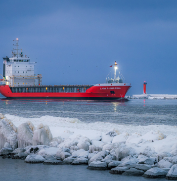 Neskatoties uz ledus navigācijas sezonas iestāšanos, Rīgas ostā kuģu satiksme tiek nodrošināta bez ierobežojumiem. Rīgas osta ir droša kuģošanai, un nekādi kuģu satiksmes ierobežojumi ostā netiek piemēroti. 