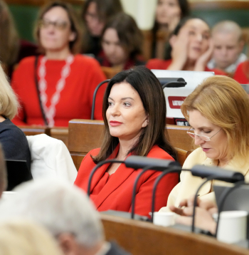 Saeimas deputātes Skaidrīte Ābrama (no kreisās) un Ramona Petraviča. Saeimas deputātes Skaidrīte Ābrama (no kreisās) un Ramona Petraviča.