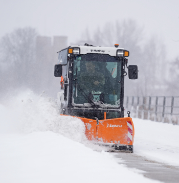 Sniega tīrīšana no Rīgas ielu brauktuvēm un ietvēm.