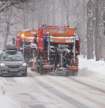 Sniega tīrīšana no Rīgas ielu brauktuvēm un ietvēm.
