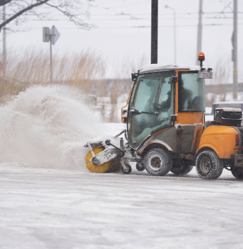Sniega tīrīšana no Rīgas ielu brauktuvēm un ietvēm.