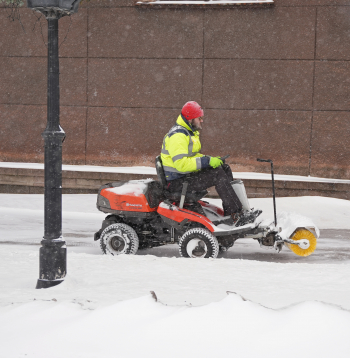 Sniega tīrīšana no Rīgas ielu brauktuvēm un ietvēm.