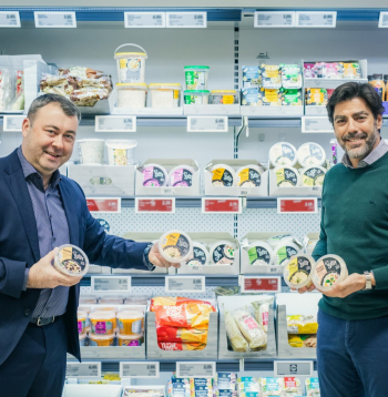 "Gaļas nams – Ādaži” valdes loceklis un  Jurijs Skribis (no kreisās) un “Lidl Latvija” valdes loceklis un Iepirkumu departamenta vadītājs Aleksis Latore Garsija.