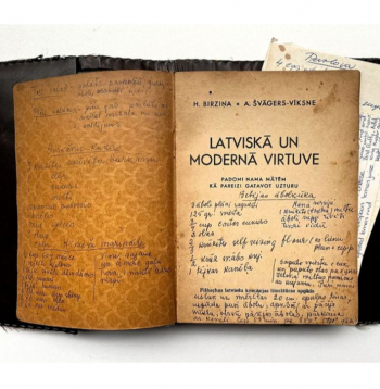 Elzai Auliciemai piederējusī pavārgrāmata "Latviskā un modernā virtuve: padomi nama mātēm, kā pareizi gatavot uzturu", kas aizceļojusi uz Austrāliju un bagātinājusies piezīmēm.